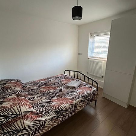 Immaculate 2 Bed Flat With Free Parking! Appartement Watford  Buitenkant foto
