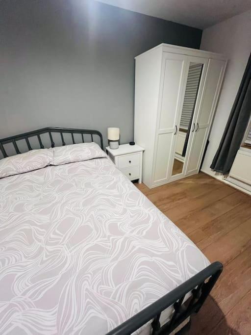 Immaculate 2 Bed Flat With Free Parking! Appartement Watford  Buitenkant foto