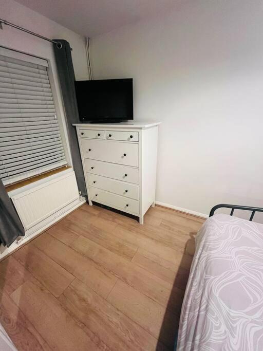 Immaculate 2 Bed Flat With Free Parking! Appartement Watford  Buitenkant foto