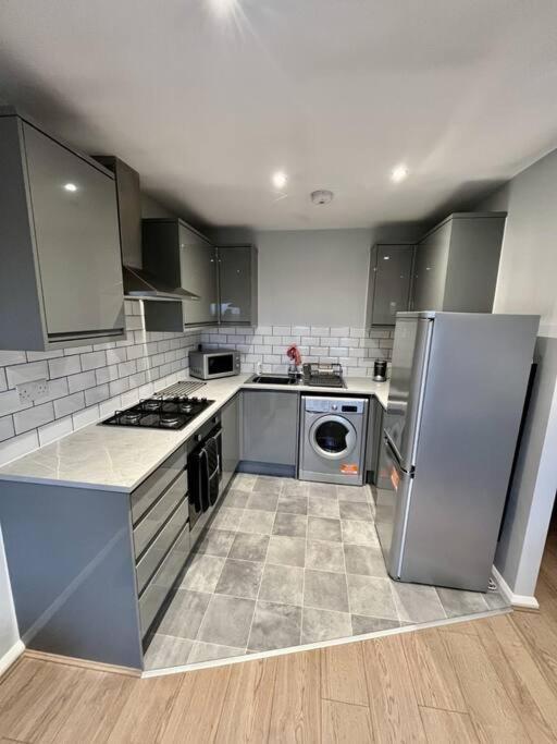 Immaculate 2 Bed Flat With Free Parking! Appartement Watford  Buitenkant foto