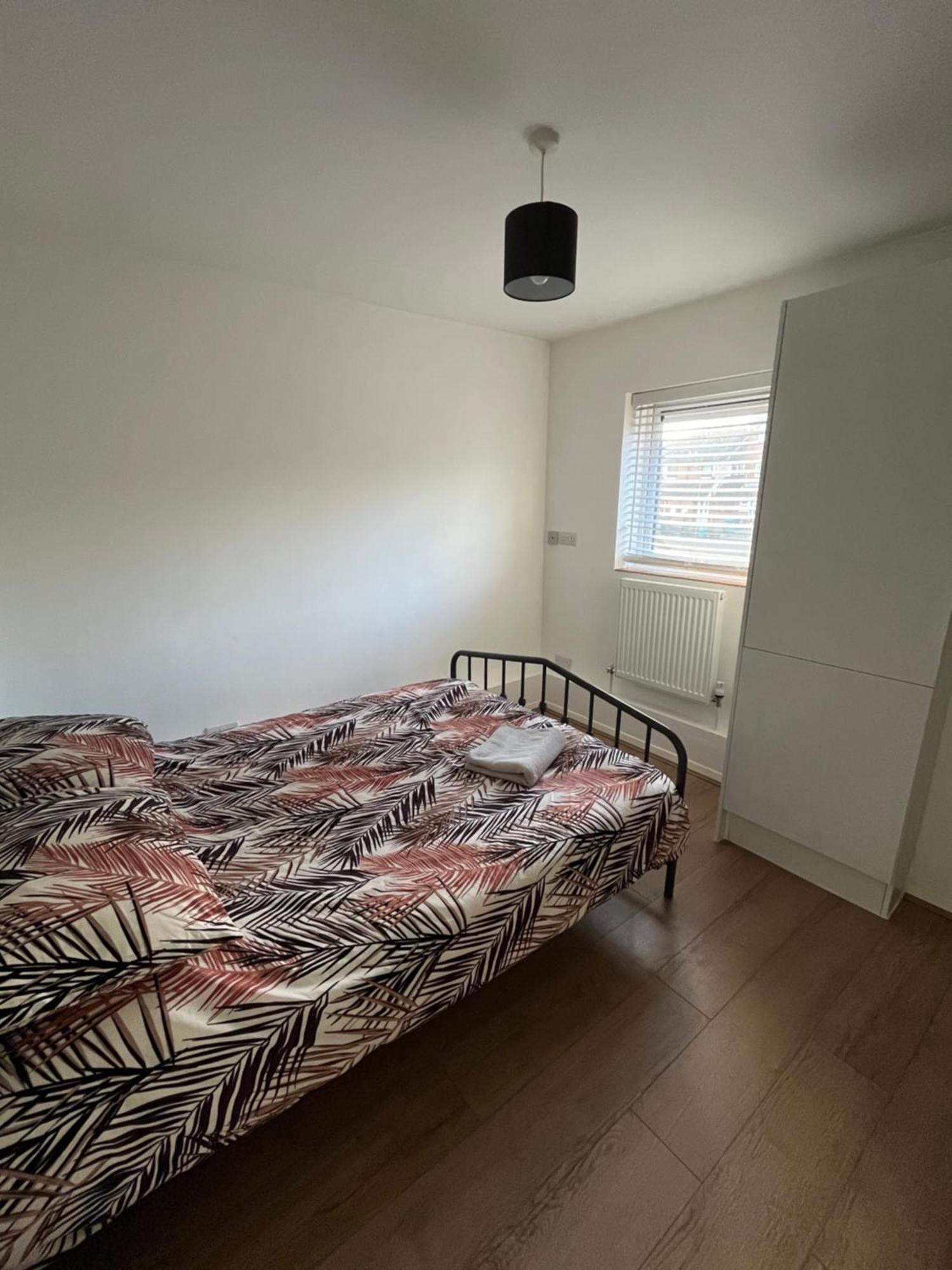 Immaculate 2 Bed Flat With Free Parking! Appartement Watford  Buitenkant foto